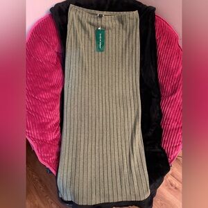 GREEN PENCIL SKIRT! 💚
(Actual color shown on the second picture)